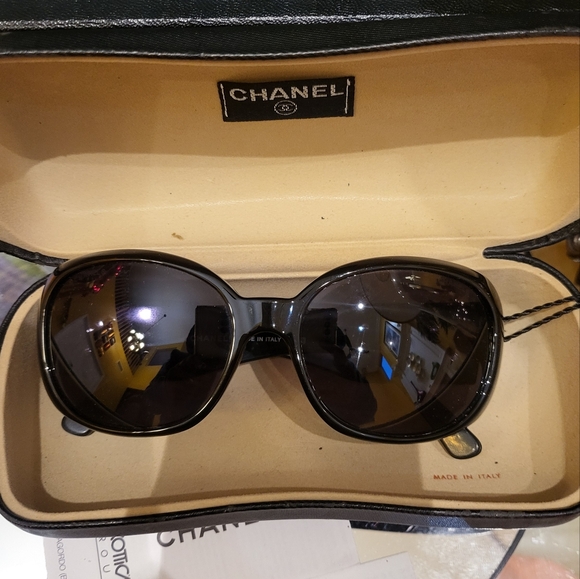 Vintage Chanel  Black Camilla Flower Sunglasses (preowned full set). - Picture 3 of 11
